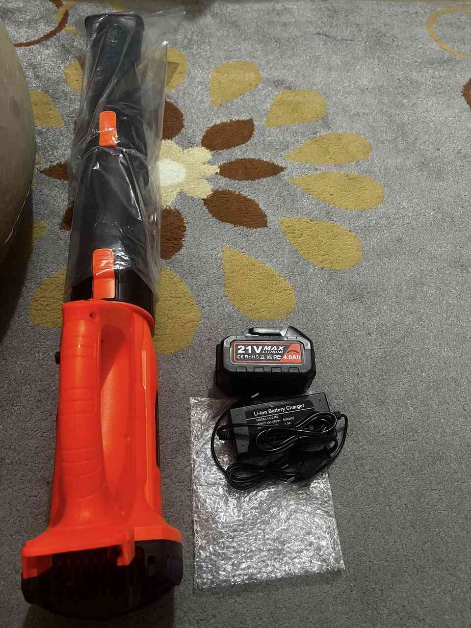 السلام عليكم اخوتي
بلور هواء حجم جدا جبير وياه بطارية 21v وشاحنة
طبعا دفع الهوه بي كلششش قوي وبعد اكثر من هالمسافة يووصل بهواي
كلشي واضح بالفديو اعلى سعر
