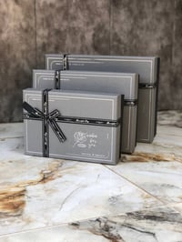 كوزمتك و مكتبة ايليا _ بوكسات هداية ✨  - بي بعد لون أسود  سعره : ٣ قطع...