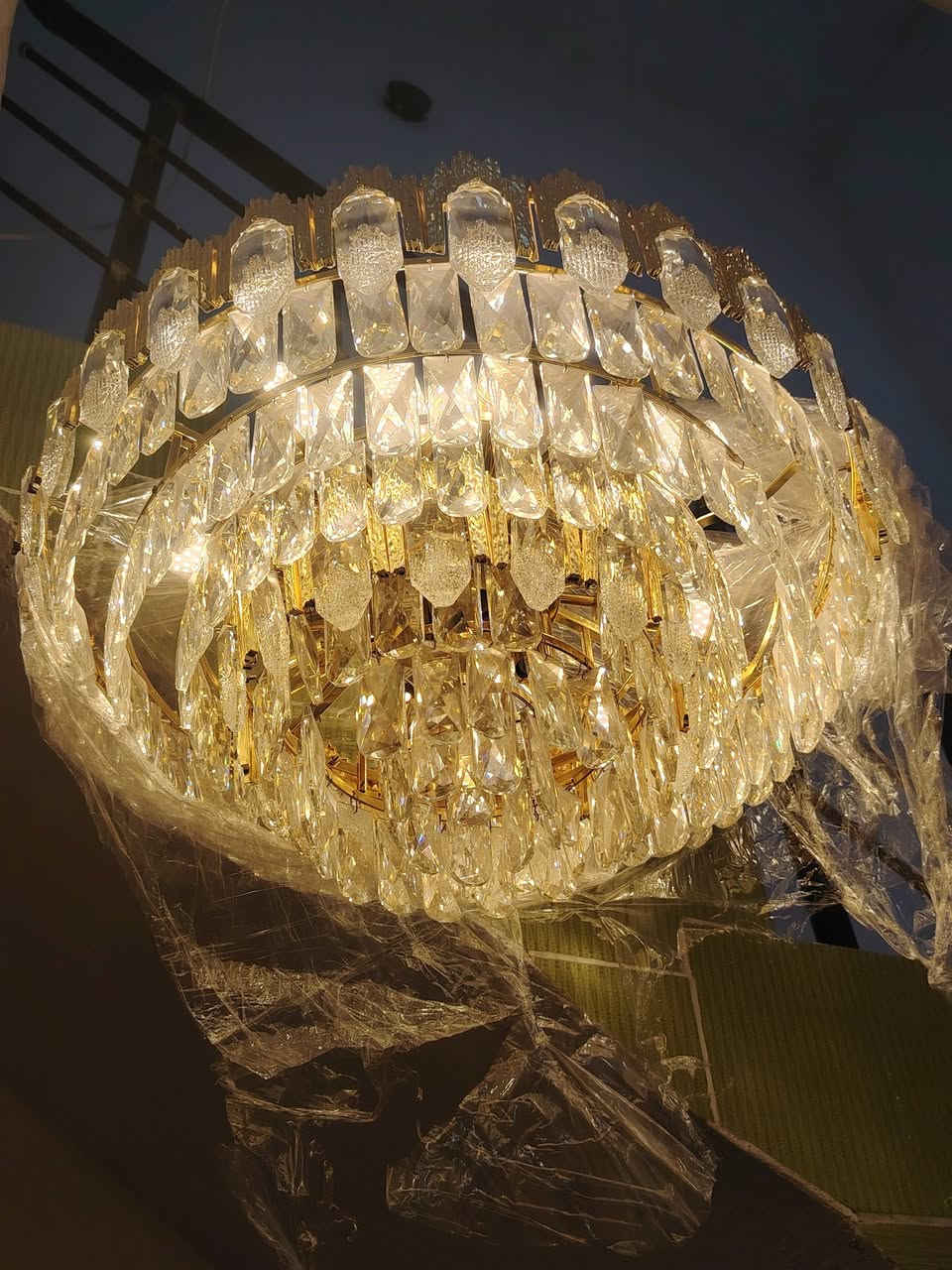 *********** 
متاح ثريا للبيع حجم كبير جدا كلها كرستال اصلي
درجة أولى ديكور و نقش و جماليه تخبل جديد اشريته
مكاني كركوك طريق بغداد شراي اتصل على رقمي
9 طبقات اخر حجم
جديد بعدها بال لايلون
