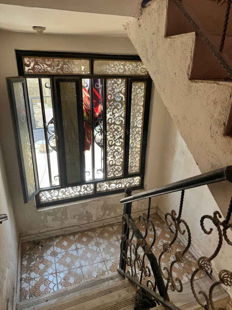 لدينا أبواب حديد نظيفه وابواب خشب وابواب كراج نظيف على من يرغب بالشراء الاتصال *********** البصرة, العراق

