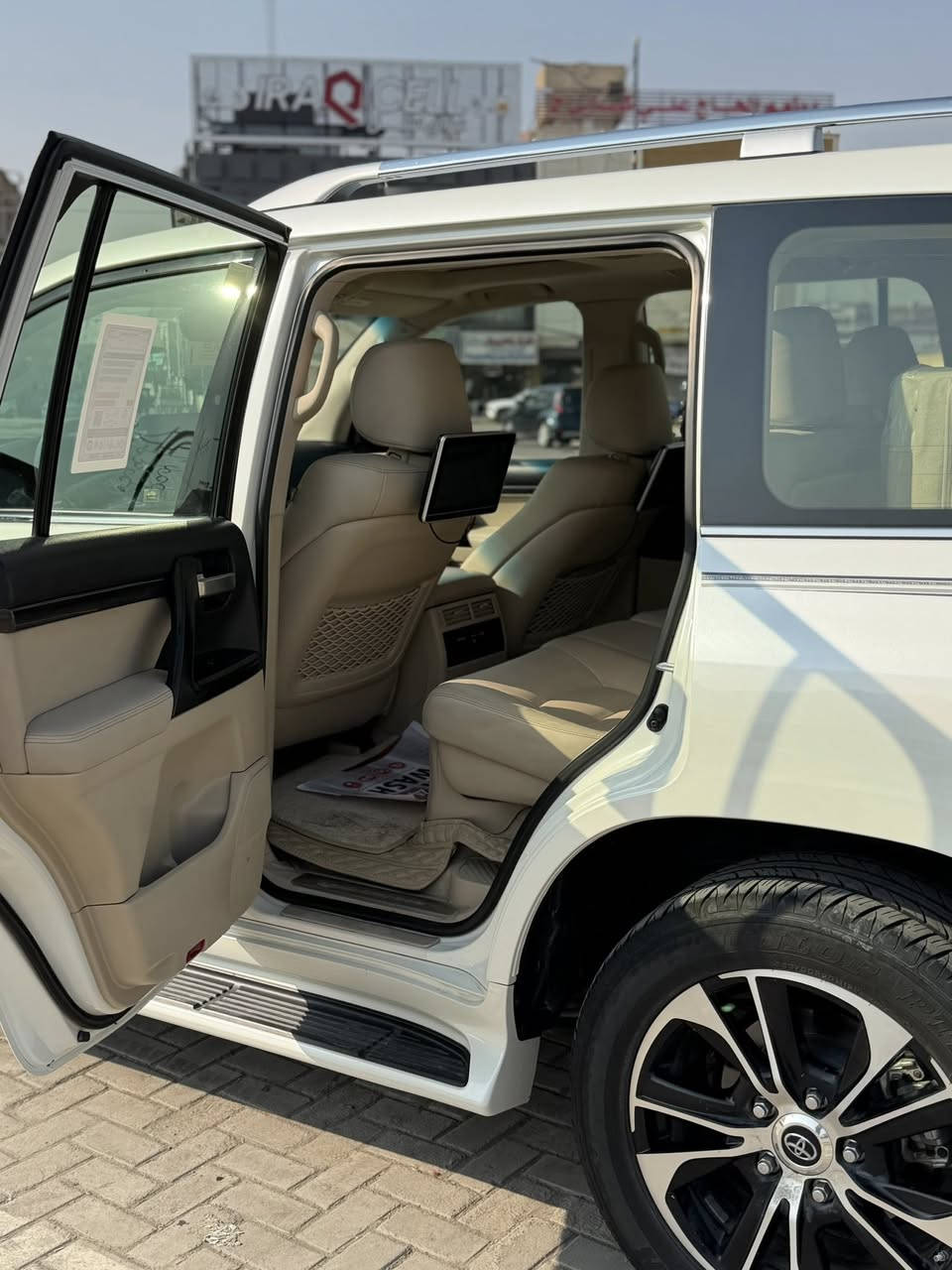 السلام عليكم للبيع
� للبيع لاندكروزر GXR – Grand Touring – Special Edition
موديل 2021 رقم اربيل ب اسمي ابيع مااسوي وكاله فقط احول 

🔹 محرك 6 سلندر بنزين
🔹 قير أوتوماتيك
🔹 دبل ثقيل + خفيف
🔹 نظام دفع رباعي
🔹 داخلية جلد
🔹 3 شاشات (أمامية + خلفية)
🔹 كامرات 4
🔹 سنسورات أمامية وخلفية
🔹 مثبت سرعة
🔹 تحكم بالمقود
🔹 مرايا كهربائية
🔹 إضاءة LED
 🔹 جنوط ألمنيوم
🔹 السيارة نظيفة جداً
 جنطه كهرباء
ماشيه السياره 90 الف حقيقي
ملاحضه مهمه السياره بيه تعديل بسيط بارد موضح بل صوره
الباقي كفاله عامه مكاني كربلاء 
 *********** 
السعر 590 بيه مجال شيء بسيطه + كلشي اكو بل سوك والله يرزق الجميع
