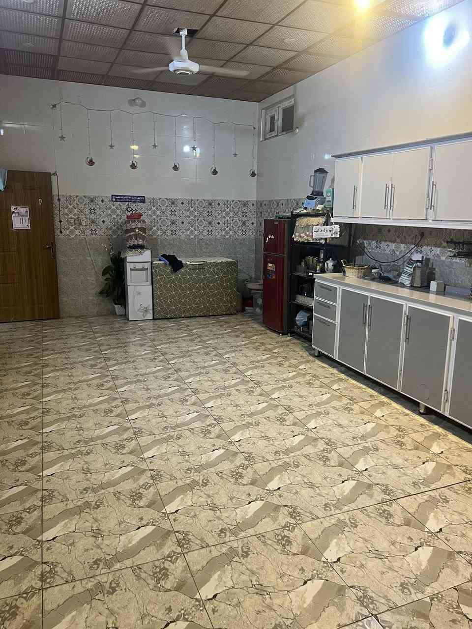 السلام عليكم
من رخصة الادمن بيت طابو زراعي للبيع المكان نزلت الخزاعل على الشارع قرب بيت أحمد البيشر أو قرب بيت عادل كطران الخزعلي تفاصيل البيت كلة مذكوره بالمقطع أي مساحة البيت 1100 متر الواجهية 18 والنزال 60 متر بناء الدار 360 متر البيت يحتوي على ثلاث غرف نوم وصالة وستقبال ومجمع صحيات داخلية وصحيات خارجية تفاصيل مساحة كل الغرف والصالة والستقبال كلة بمقطع الفديو المرفق بالمنشر أي أستفسار الاتصال على الارقام التالية 
*********** أو ***********او ***********

