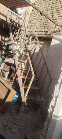 للبيع درج حديد طوله اربعه مترات ونص العرض ٩٠ السعر ٢٠٠ مكاني بغداد شهد...