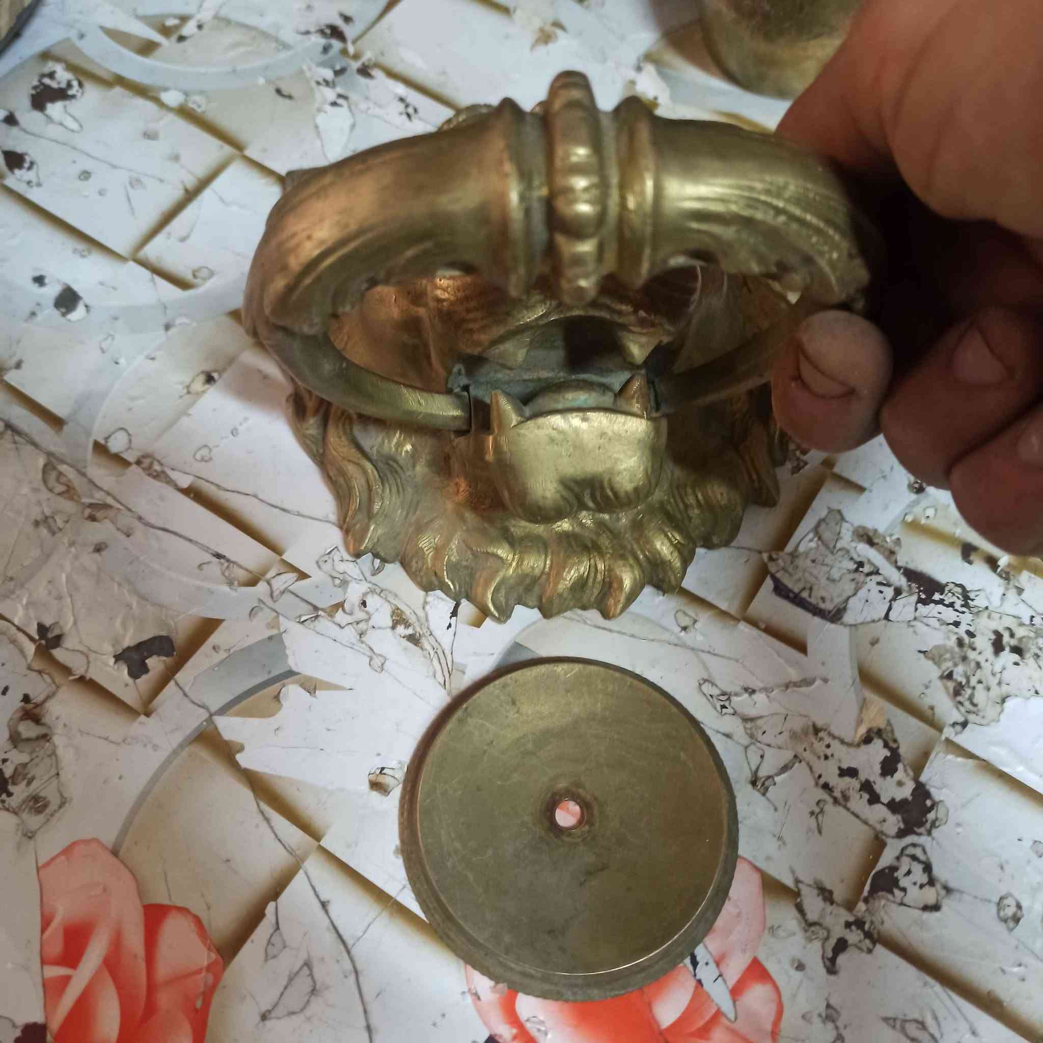 مطرقة باب نحاسية عتيقة (Vintage Brass Lion Head Door Knocker) 
مستوردة من الهند (Made in India)، وهي من الإنتاج الحرفي المعاصر أو النصف-حديث الذي يُحاكي التصاميم الفيكتورية القديمة. بغداد, العراق


**إذا كنت صاحب هذا الإعلان وتريد حذفه لأي سبب، رجاءا أرسل رسالة إلى الدعم الفني**