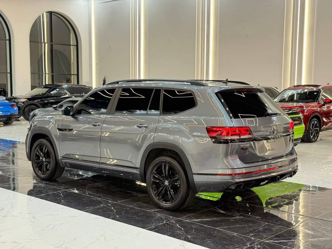 𝟐𝟎𝟐𝟑 𝐕𝐖 𝐀𝐓𝐋𝐀𝐒 𝐂𝐑𝐎𝐒𝐒 𝐒𝐏𝐎𝐑𝐓-𝐒𝐄𝐋 𝐑-𝐋𝐈𝐍𝐄 𝐁𝐋𝐀𝐂𝐊

فولكس واكن اطلس (SEL R-LINE BLACK) موديل 2023

‎اللون : فيراني

عدد المقاعد : 7 راكب

‎‏‎عداد المسافة : 44 الف

حجم المحرك : V6 3.6L (6.سلندر)

‎‏‎بدون ضرر ✅🔚 (فقط بونيد سرقة) بجم كلة بلادي 

كافة الايرباكات سليمة 100%  

 𝐒𝐄𝐋 𝐑-𝐋𝐈𝐍𝐄 𝐁𝐋𝐀𝐂𝐊 : المواصفات 

‎‏‎فـول فـول مـواصـفـات 1/1
‎
‎فتحه سقف بـــانورمـــا
دةبـل اكـسـل : 𝐀𝐖𝐃
كـيـج الـــكترونـــي
بـــردات ابـــواب
‎ابـــواب بصمة 
‎‏‎بصمة تشـــغـــيل 
𝐑𝐄𝐌𝐎𝐓𝐄 𝐒𝐓𝐀𝐑𝐓 :‎‏‎ تشغيل عن بعد
‎‏‎شـــاشـــة دشـــبول ديجيتال
شحن وايـــر لـــيس
‎كـــامـــيرا امامي
‎كـــامـــيرا خلفي
‎هـــانـــد بـــریـــك بصمة
اوتو هولد : 𝐀𝐔𝐓𝐎 𝐇𝐎𝐋𝐃
اوتو ستارت : 𝐀𝐔𝐓𝐎 𝐒𝐓𝐀𝐑𝐃
اوتو ستوب : 𝐀𝐔𝐓𝐎 𝐒𝐓𝐎𝐏
‎رادار° 𝟑𝟔𝟎 
‎‏‎رادار امامي ( تحديد مسار )
‎‏‎رادار جانبي  ( نقاط عمياء )
‎‏‎رادار خلفي ( التحذير من الاصطدام )
‎حساسات° 𝟑𝟔𝟎 
‎‏‎حساسات امامي
‎‏‎حساسات جانبي 
‎‏‎حساسات خلفي 
نظام : 𝐆𝐏𝐒
نظام : 𝐄𝐂𝐎
نظام : 𝐍𝐎𝐑𝐌𝐀𝐋
نظام : 𝐒𝐏𝐎𝐑𝐓
نظام : 𝐒𝐍𝐎𝐖
نظام 𝐎𝐅𝐅𝐑𝐎𝐀𝐃
نظام 𝐎𝐅𝐅𝐑.𝐂𝐔𝐒𝐓𝐎𝐌
كشنات جلد
‎‏‎كشنات كهربائي
‎کشنات خزن+ميموري
كشنات تدفئة
‎تحكمات اسيرين
‎‏‎استيرن تدفئة
‎‏‎تبريد لمس
‎‏‎تبريد مركزي
 صندوق شفط كهربائي 
لايتات 𝐋𝐄𝐃 ليد متحرك زينون بيلادي
بكلايتات 𝐋𝐄𝐃 ليد بيلادي
‎‏‎ ويـــل كـــروم 

وبعد هواية مواصفات…

‎‏‎تفاصيل اكثر الاتصال علی ارقام التالية

WhatsApp-Viber

☎️ ***********

☎️ ***********
‎‏‎‏‎
عنوان اربيل📍فرع ناقلات

معرض كاليفورنيا كارس CALIFORNIA Cars
