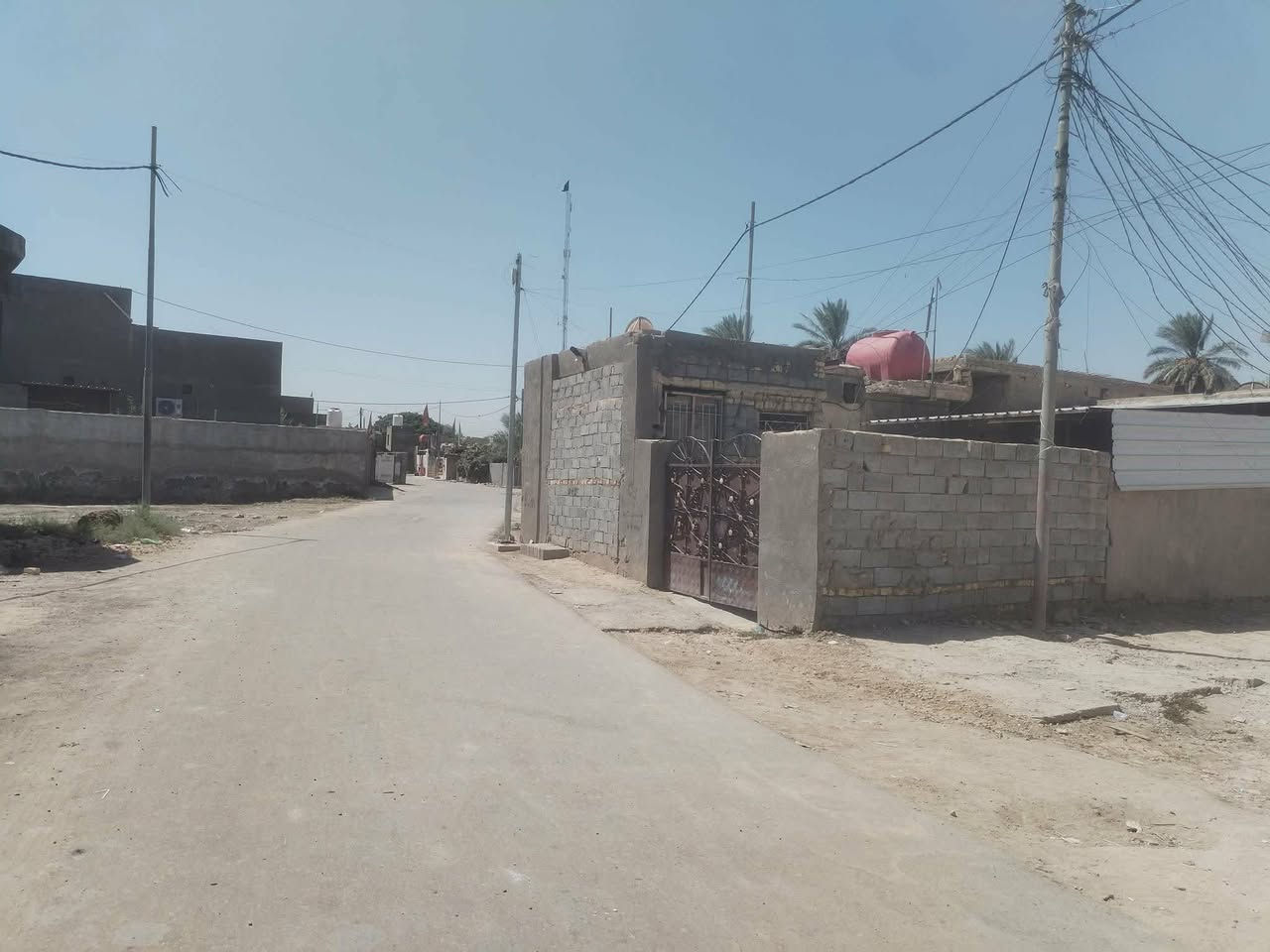 السلام عليكم يوجد بيت للبيع مساحه ١٨٠متر يتكون من غرفتين واحده كبيره والثانيه صغيره مع صاله ومنور واستقبال مطبخ خارجي مع مخزن خارج موجود ماء كهرباء انترنيت العنوان بابل محاويل مقابيل مركز شرطه المحاويل نوع العقار طابو زراعي الاتصال على الرقم المدون ***********   سعر الخاص
