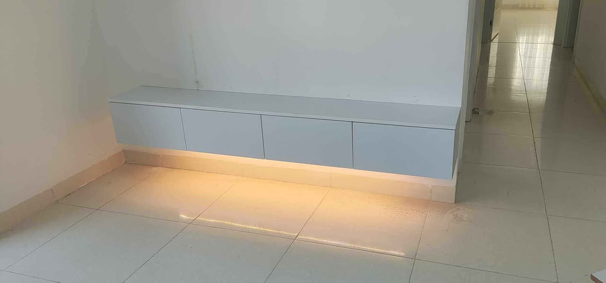 مێزی تیڤی بە ڕەنگی ساجی و سپی بە هەردوو شێوازی هەڵواسین یان قاچی هەبێت دوو مەتری نرخی 75 هەزارە
مەترو نیوی نرخی 60 هەزارە گڵۆپی لیدی پێوەیە و گەیاندن و هەڵواسین تەنها 5 هەزارە بۆ ناو شاری سلێمانی لە بەکرەجۆم
*********** السليمانية, العراق
