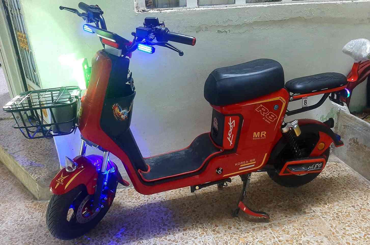 السلام عليكم 
ماطور شحن,R8 "للبيع"
ماطور نضيف شرط
موصفات 5 بطاريات 
32 أمبير
1500 الملف 
بي بلوتوث 
بي رجوع للخلف 
موديل 2025 
رقمي ***********
والخاص ايضاً مفتوح 
وبي واتساب
مكاني الموصل جانب الايسر السعر ٤٥٠
