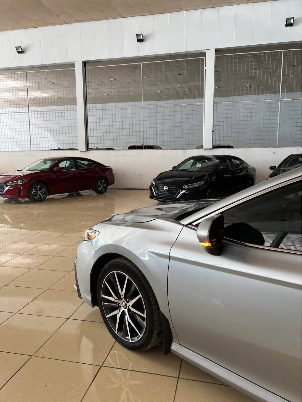 TOYOTA CAMRY 2024 XLE HYBRID  💙￼
تيوتا كامري 2024 XLE هايبرد فول فول مواصفات 🩶
بصمه ⚫️
شاشه كبير JBL 🖥️
فتحه ( سلايت )
٥ كامره 
‏داتاشو 
كشن جلد
كشن كهرباي 
كشن حار 🔥و بارد 🥶
بابين بصمه 
لايت LED
و بعد مواصفات هوايه 
‏ملاحظة : سياره بدون صبغ بدون دواخل بدون ولا ارباك فقط راس بنيد شويه تعديل بارد 
مكان سياره اربيل شارع ١٠٠ م 
واتساب :: ***********￼ اكر, نينوى
