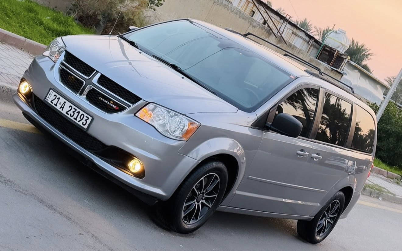 سلام عليكم
دوج كرفان كراند موديل 2017
ماشيه 100ميل 
محرك ٦سلندر حجم ٣٦٠٠ كير اوتوماتيك شرط المحرك والكير ما مفتوح 
رقم سليماني دولي رقم وسنوية جديد شرط التحويل 
بيها قطعتين ونص بدون دواخل  
مواصفات sxt 
غرفتها جديدة لوك 
٧ راكب  كشنات سياحي بلع
 ٣قطع تبريد ❄️
جامات فتل كهرب
ابواب وصندوق ميكانيك
وشاشه خلفيه 
وتبريد ثلاث قطع 
تحكمات ستيرن كروز سرعة
نظام ايكو تقليل بانزين 
ويل كروم 17 
اخوان السياره جاهزه محرك/كير/صدر/تخم تاير /شرط لوك 
السعر154 $$ وبيها مجال 
مكاني بغداد 
***********
