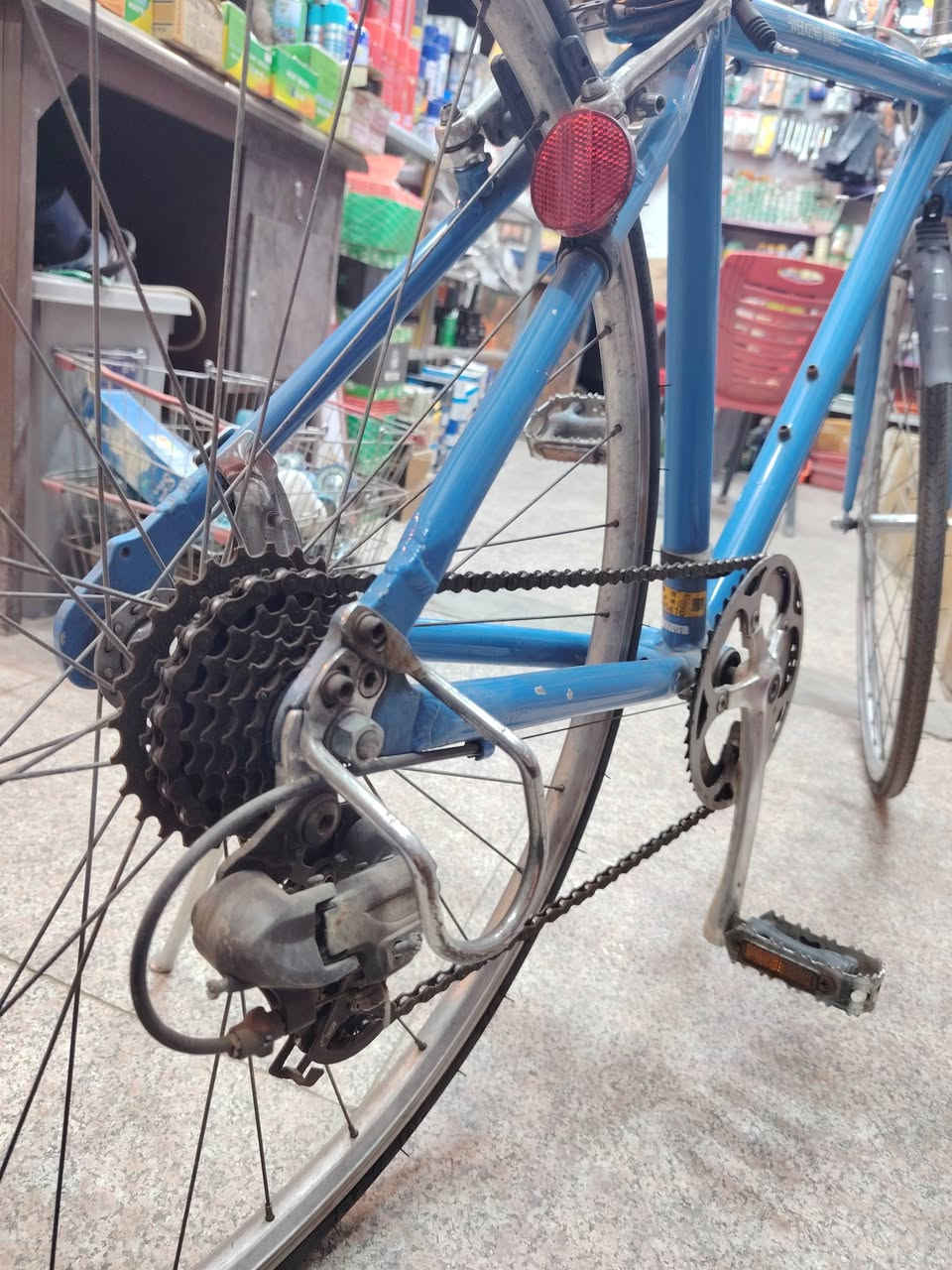 السلام عليكم.
بايسكل c700 حجم ٢٦.
شركه WEEKEND BIKES
هيكل الالمنيوم مقاوم للصدأ
غيرات خارجيه ٧ سرع
مناسب للمشاوير وخفيف ومريح
السعر 130. مكاني بغداد
للاستفسار /***********.
