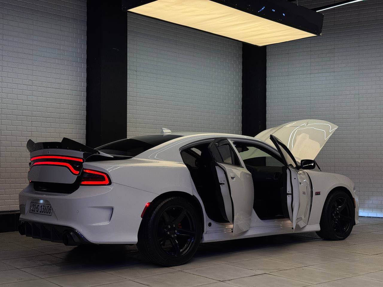 تحية طيبة صلو على محمد . 
النوع : دودج تشارجر . 
اللون : ابيض . 
الموديل : 2022 . 
الوارد : امريكي . 
الحادث : جاملغ خلفي مع غطاء الصندوق . 
عدد الاسطوانات ⚙️: 8 سلندر حجم 5700 . RT . 
بدون ايرباك . 
الرقم :- اربيل خصوصي الدولي . 
المواصفات 🔋: 
.
1- وضعيات قيادة متعددة .
2- مقاعد مخمل حضن . 
3- اضاءة led مع مصابيح خارجية . 
4- ويل كب بلاك نجمة اصلي امريكي . 
5-شاشة كبيرة تدعم الكاربلاي ومتعددة الاستخدامات .
6- نضام تحديد المسار ومثبت السرعة . 
7- نظام النقطة العمياء مع رادار . 
8- بصمة تشغيل مع دخول ذكي . 
9- كاميرا خلفية . 
10- دخول ذكي وتشغيل ذكي . 
11- سوبر تراك باك وضعيات فل سبورت . 
12- ستيرن كاربون الياف حقيقي امريكي . 
13- تحكم ستيرن . 
14- دفيوزر كاربون مع سبويلر واضافة . 
15- تخم تاير جديد . 
16- لد حلقات امامي بلادي من امريكا . 
باقي المواصفات المعروفة بفئة ال RT سوبر تراك باك . 
للاستفسار اكثر .📱
الهاتف :- ‭*********** كربلاء, العراق
