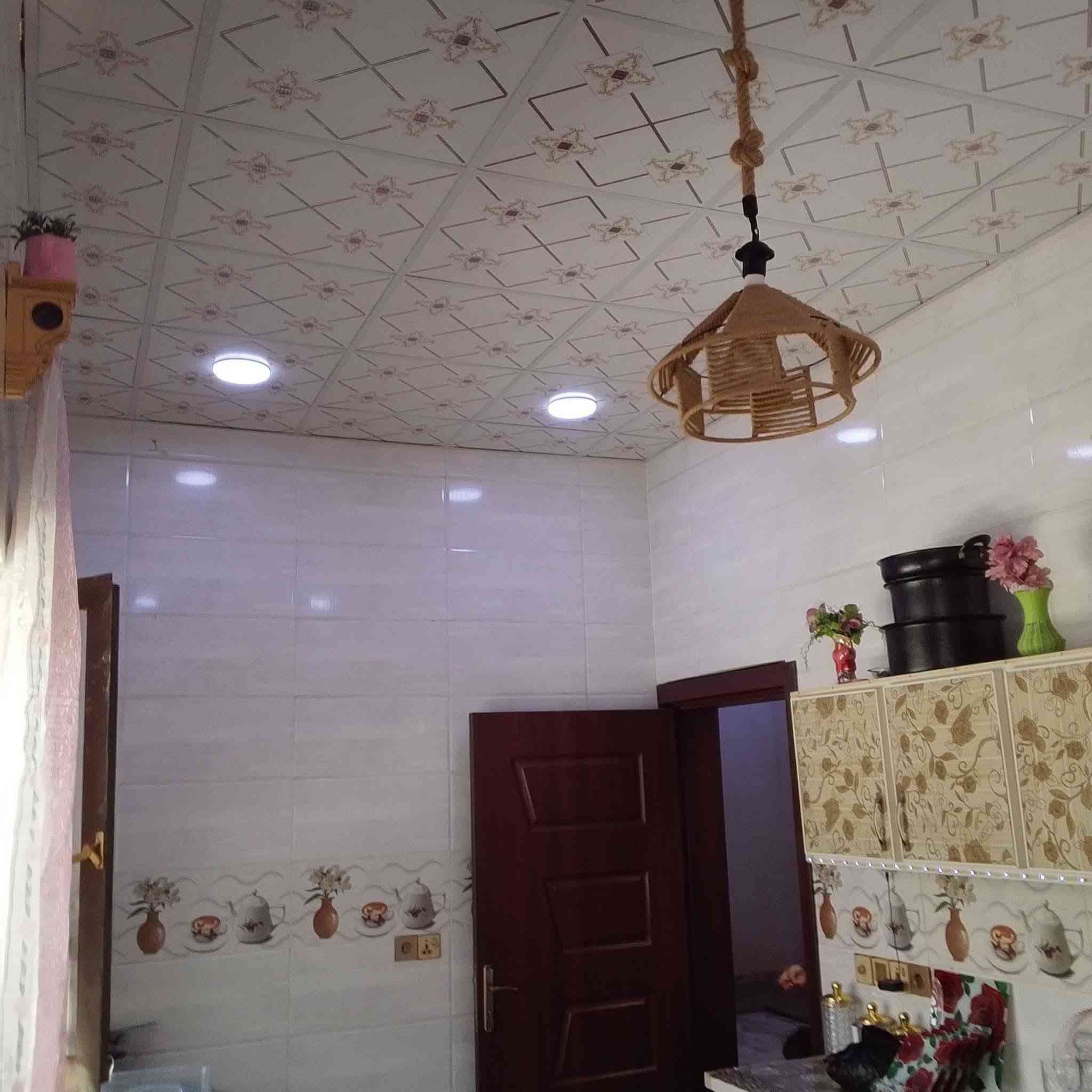 السلام عليكم بيت للبيع طابقين المساحه 150متر فول بناء حديث فول سيراميك فول سقف ثانوي فول البيض اربعه غرف نوم البيت جاهز خدمات كهرباء وماي قرب الشارع سايدين كوباني السعر75 بيها مجال للطيبين 
***********///***********
