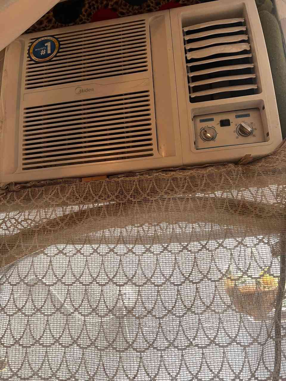 سلام عليكم مكيف للبيع 2طن استخدام موسم 1كلش نضيف ***********
