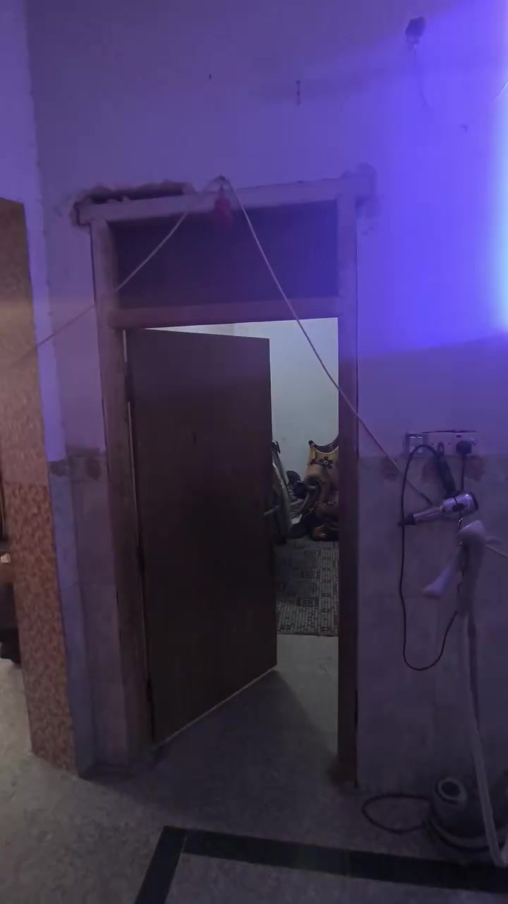 🚨 بيت ملك صرف للبيع (موقع استراتيجي) 🚨
📍 الموقع: كربلاء المقدسة - مقابل مستشفى الإمام الحسين (ع) مباشرة (يبعد عن الإمام مسافة 4 دقائق بالسيارة فقط).
📐 المساحة: 100 متر مربع (الواجهة 10 متر × النزال 10 متر - تصميم مربع مميز).
🏗️ تفاصيل البناء (3 طوابق):
الطابق الأرضي: طارمة + حمام خارجي + غرفة + مطبخ + استقبال + صالة + حمام داخلي.
الطابق الثاني: 3 غرف نوم + صالة + حمام.
الطابق الثالث: غرفة نوم + صالة.
✨ المميزات: موقع تجاري/سكني مميز جداً، قريب جداً من كل الخدمات، سند ملك صرف (طابو)، يصلح للسكن أو للاستثمار (عيادات، سكن زوار، إلخ).
📞 للتواصل والاستفسار المباشر : ***********
(🎬 ملاحظة: الفيديو المرفق يوضح تفاصيل وتصميم البيت بالكامل)
