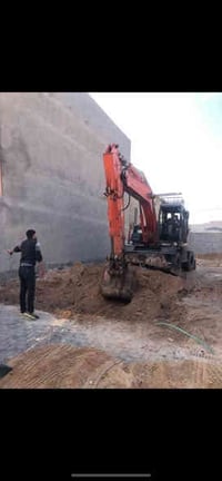 القبله مقابل البريد • ٢٠٠م • نقل أنقاض