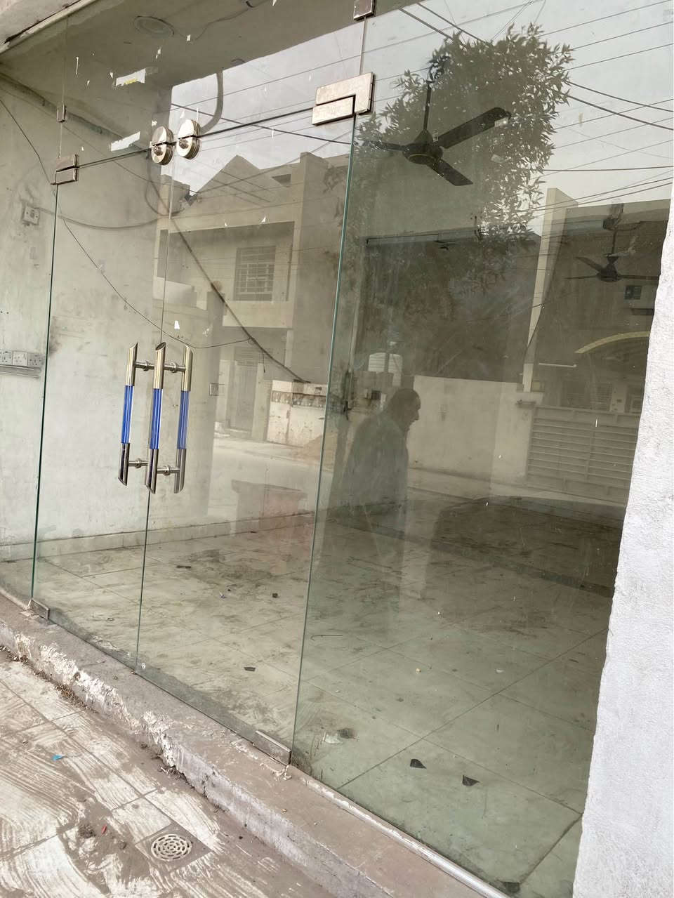 جام خانه  محل نوع الجام مسكرت غير قابل للكسر للبيع عدد اثنين السعر ٦٠٠الف مكاني بغداد  الدوره  الاسكان شارع (٥)الكنيسه وهذا رقمي *********** بغداد, العراق
