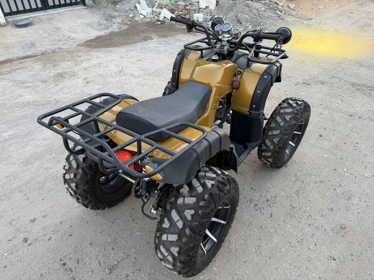 السلام عليكم
دراجة رباعية جديدة لوك 
الحجم الكبير
محرك 250 cc
بعدها دهن الشركة 

مليون و250 بيها مجال 

العنوان الدورة حي الصحة
***********
