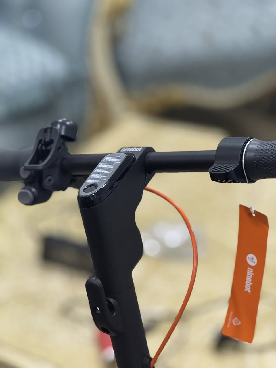 السكتور ninebot الغني عن التعريف ميحتاج احجي عنه
وفوك كل هذا مماشي لوك جديد اوربي يتحمل  وزن 150 كيلو 
تجي تفحص وتاخذ وينربط بتطبيق على الجهاز 
***********
السعر 550 وبي مجال بسيط للعلم سعر الجديد مليون
