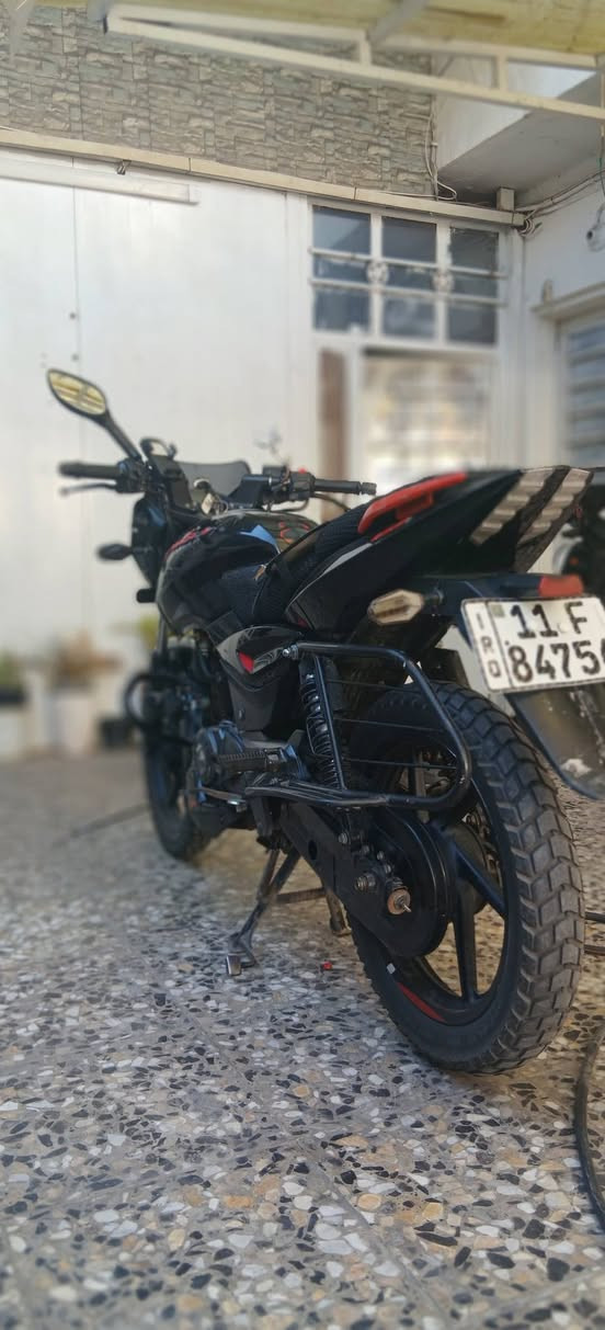 سلام عليكم دراجه بولسر نيون موديل 21 دراجه رقم وسنويه جاهزه دراجه عوزه ترتيب وبيه خيط خفيف جبتله بوشه وبستم جدد شركه بس ماشادهن ماعندي مجال اروح اشدهن  سعره 1450وترهم مراوس بوكسر*********** مكاني بلجادريه
