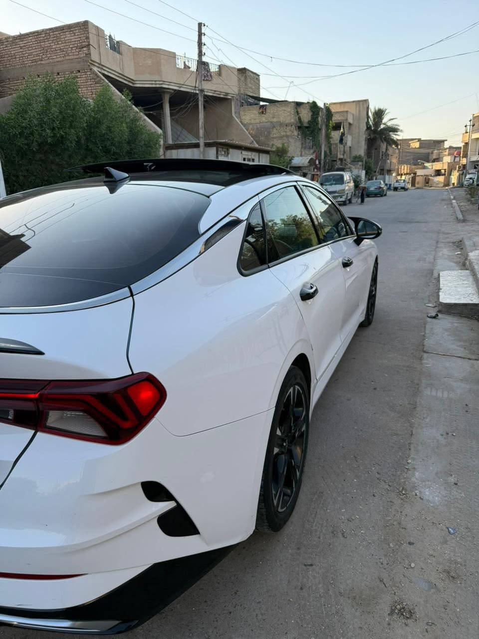 السلام عليكم
🔰 كيا كي فايف kia K5 2023

◻️ لون ابيض 

🟠 المواصفات 

🚀 محرك 1600 تيربو اقتصادي وقوي 

• تشغيل بصمه وتشغيل عن بعد 
• ⁠شحن لاسلكي للهاتف
• ⁠شاشه كبيره 
• ⁠رادار +رادار الخطوط 
• ⁠اوتو هولد
• ⁠مقاعد احمر  جلد كهرباء
• ⁠ستيرن حرف D
• ⁠انضمه قياده smart "normal"sport"custom
• ⁠مانع انزلاق +نظام Abs
• ⁠اوتو بارك 
• ⁠تحكم كامل من الاستيرن
• ⁠بانوراما 
• ⁠السياره فول مواصفات

💢 وارد امريكي بنيد مع نص باب معجون من امريكا خلفي عكس السايق بعدها ع حادثها 

السعر 185 وبيها مجال 

📍 مكان السيارة بغداد حي الجهاد 

☎️ رقم ***********
