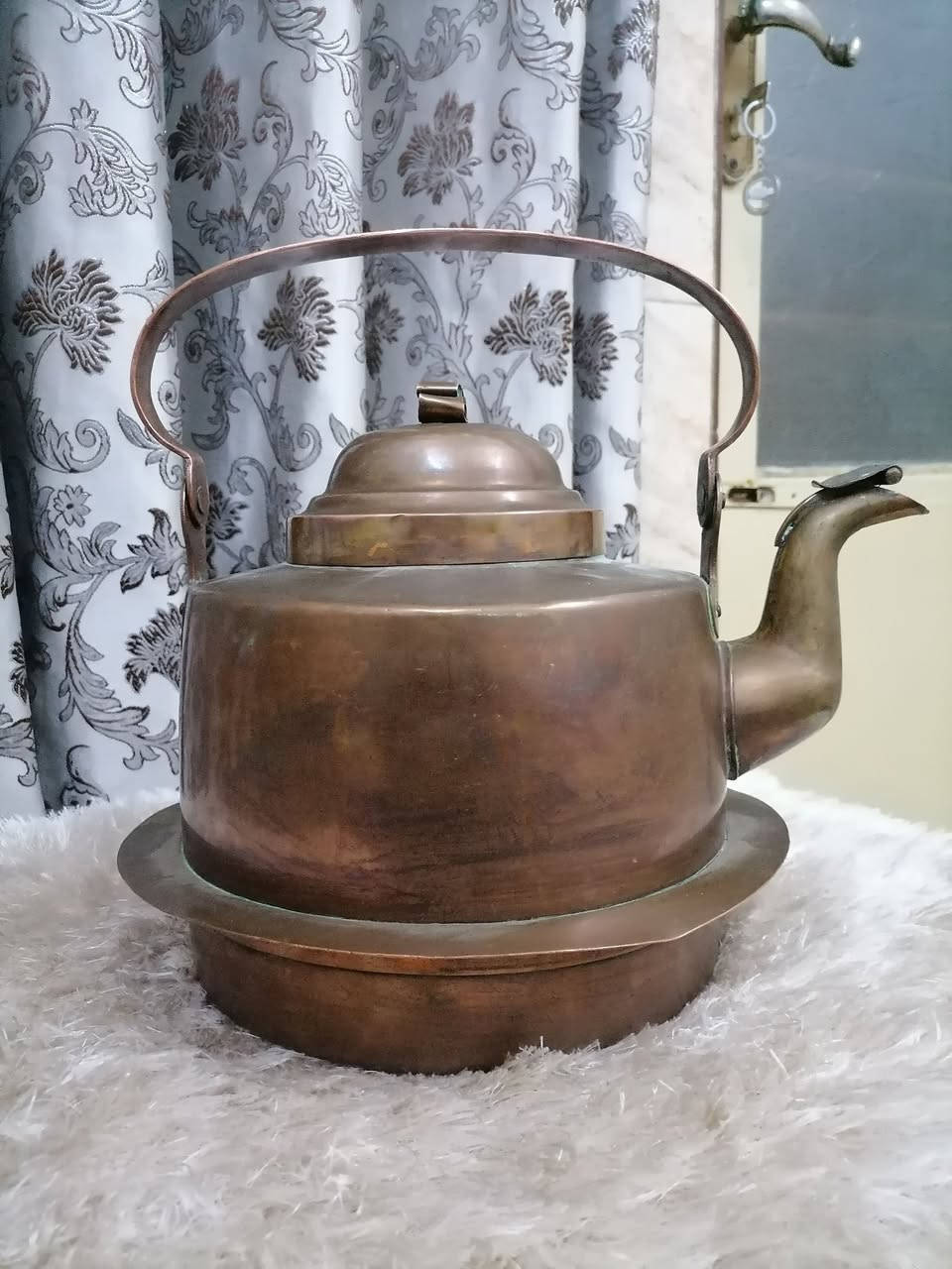 السلام عليكم ورحمة الله وبركاته جبنالكم تحفه فنيه قوري نحاس أوربي الوزن ثقيل نظيف خالي من اي عيب للبيع السعر خاص مكان موصل يوجد توصيل كافه محافظة العراق وهذا رقمي *********** موجود واتساب علا هذا الرقم
