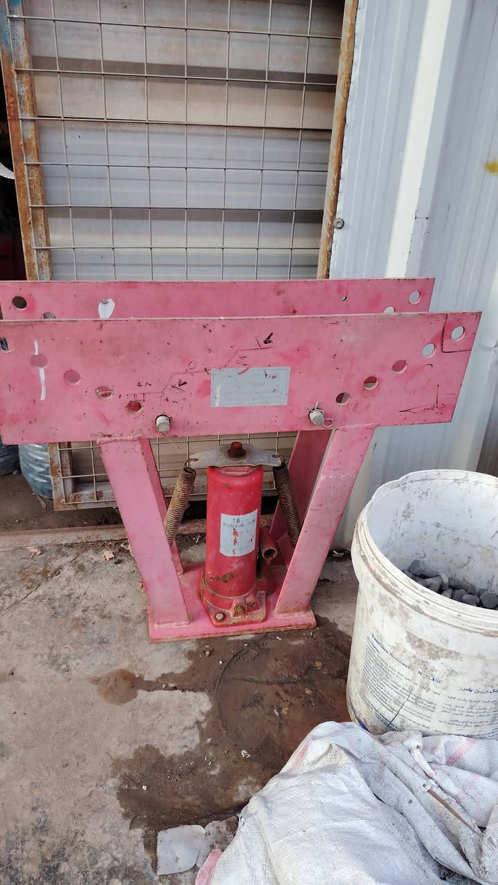 سلام عليكم للبيع معواجه بواري هيدروليكيه بريس من النص انج إلى 3 انج الجك 16 طن اصلي السعر 350 الف وبي مجال مكاني سامراء يوجد توصيل هاتف ***********
