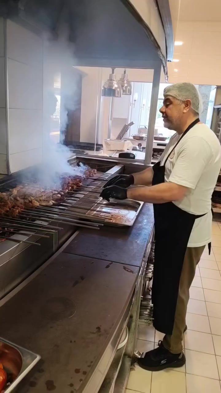 طباخ شرقي وشيف غربي وفاست فود و مشويات وأنواع البيتزا والبيدة التركية واللحم بعجين
كوردي. من دهوك 
متفرغ للعمل رقمي  ***********
وهذا جزء من شغلي
