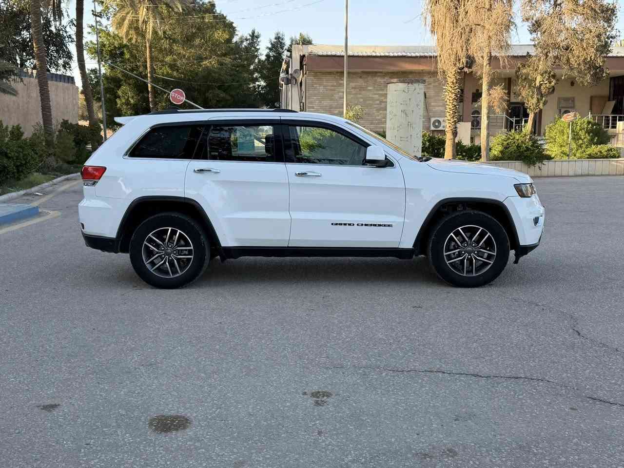 جيب لاريدو 2019 وارد امريكي حادث بسيط جدا فقط ربع البنيد صبغ السونار مرفق مع الصور وبالعراق شخط بالباب ومصبوغ عل كد الشخط السياره مكفوله من اي اضرار داخليه ماشيه 90 الف ميل مواصفات شاشه كبيره كير كوبرا ردار امامي ورادار حانبي بصمه نضام ايكو وسبورت تشغيل عن بعد حساسات وباقي المواصفات المعروفه 
ملاحظه 
( محرك السياره مبدل 2014 يعني انسى شي اسمه دوانز ) 
السعر 188 وبيه مجال 
العنوان بابل الحله 
للاستفسار 
***********
***********
