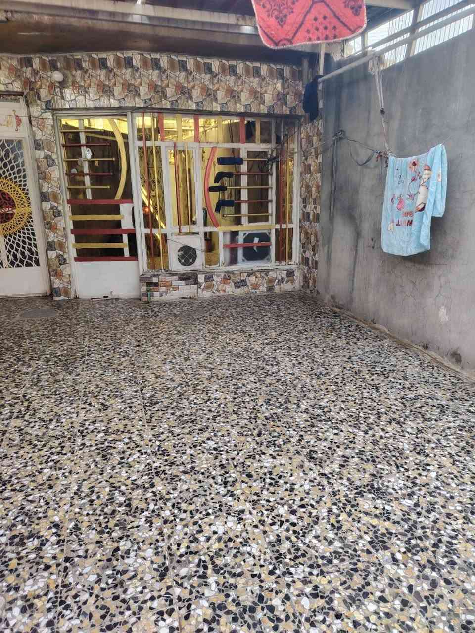 السلام عليكم بيت للبيع منطقه حي سفير لبيت طابقين مساحه 125 متر  قرب شارع لبلوك قرب افران المصطفى... الاستفسار على رقم ***********
