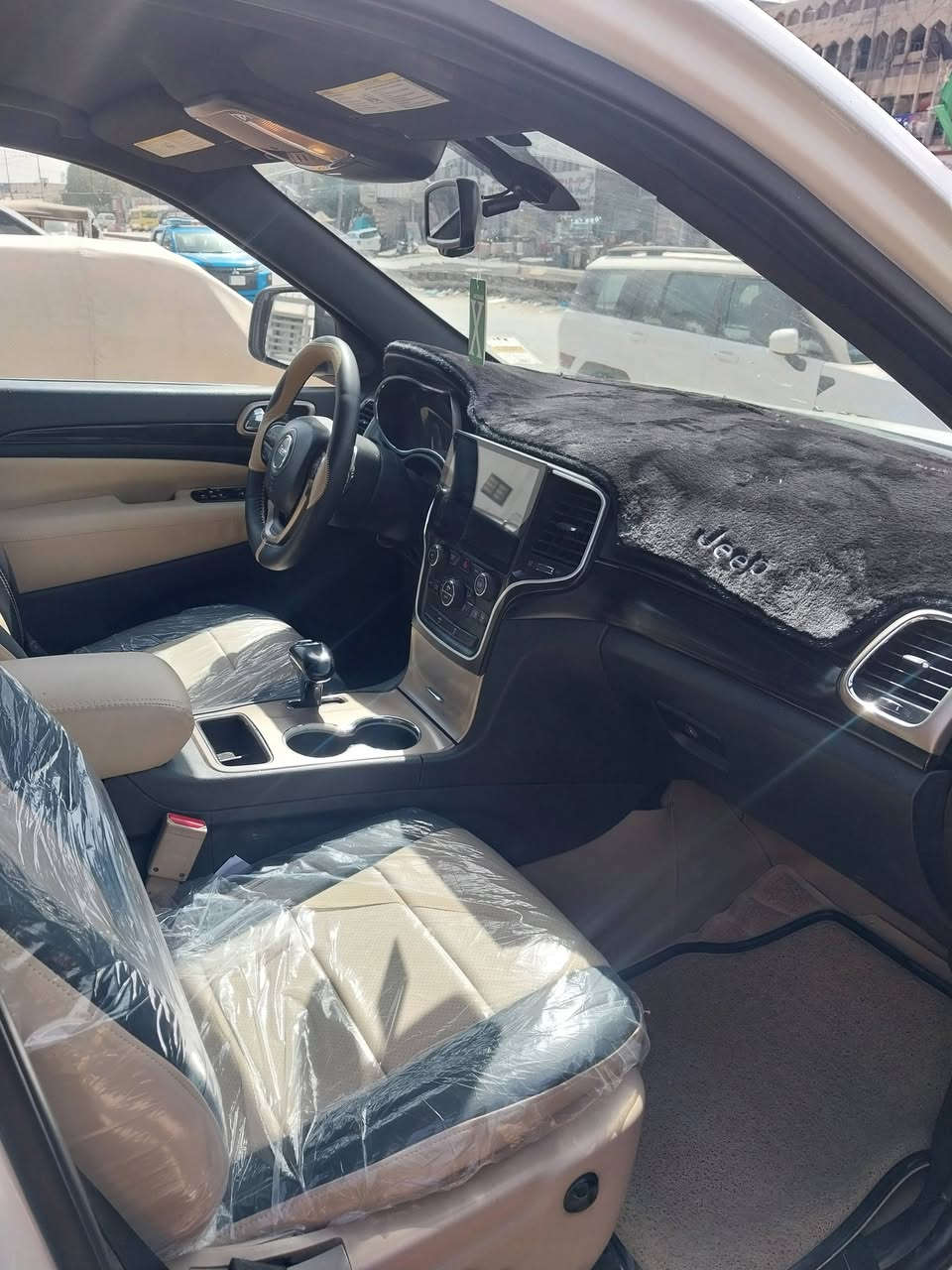 جيب شيروكي امريكي موديل ٢٠١٤ مبدل بنيد وجاملغ السايق مع صبغ الجاملغ الخلفي الأيمن مكينة كير تبريد خير من الله ٦ سلندر مكينه ٣٦٠٠ السعر ١٧٠ وبيها مجال مكاني بغداد الحبيبيه *********** السياره سنويه بأسمي جديده وهزة جديده
