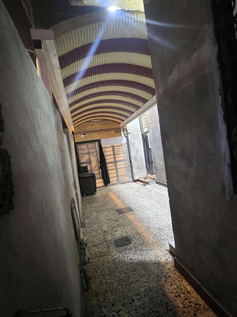 سلام عليكم بيت للبيع حي الحسين الحيانيه شارع الصنكر قرب المستطيل ) البيت بناء حديث طابو صرف طابقين يحتوي على 5 غرف وباقي المشتملات بيت جاهز لسكن  ركن مساحه 175 سعر المطلوب 155 الاستفسار اتصل ***********
