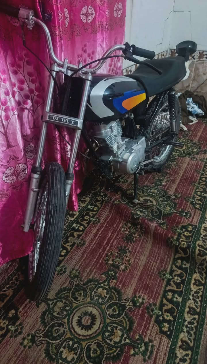 السلام عليكم دراجه للبيع كلك كلك كلك كفله الك عشائرين شاصي شلامجه لصلي مكينه حلوه وناعمه شلعه ومعدل دراجه نظيفه شوفت عينك ما نقصه شي السعر 550 وبيها مجال مكاني ناصريه مركز مامتوجد علفيس ***********الستفسار وتساب
