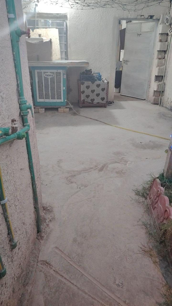 السلام عليكم بيت تجاوز للبيع تجاوز الاسكان الدورة مقابل المهديه الرابعه يحتوي على استقبال وغرفه جبيره وطرمه جبيره وترك جبير وصحيات ٢ومطبخ 
***********
البيت فارغ حالياً 
‭٠٧٧١ ٢٠٩ ٩٩٢٠‬
