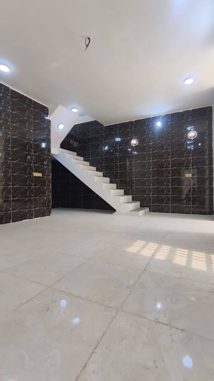 يالله يالله  بيت للبيع جديد بلاش بلاش  😍وتساب ***********📞📞
عنوانه المكتب مقابل قريه الغدير عمود262 مكتب النور للعقار احجز بيت احلامك يم مكتب النور 😍🏬🏬
#__مساحه_لبيت_100متر_مربعه 
#_ 
#بيت_طابو_زراعي_سند25
سعره 40عرض شارع 17متر فول خدمات 

بناء حديث غير مسكون
بناء ممتاز جدا  عنوان  لبيت النجف 
#مقابل__قرية_الغدير_مباشر 
يحتوي لبيت على+ غرفه1+صاله  +مطبخ ستقبال +صحيات بلداخل +وبلخارج 
***********وتساب
