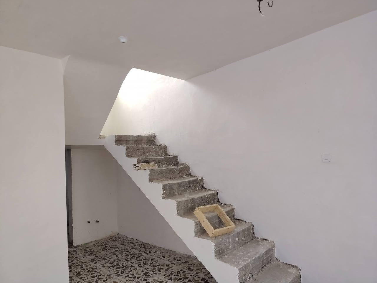 بيت ٢٠٠ متر للبيع ماء كهرباء مدرسه مستوصف بناء جديد تبليط سعر اكو رقم او خاص  *********** رقمي منطقه الخنساء
