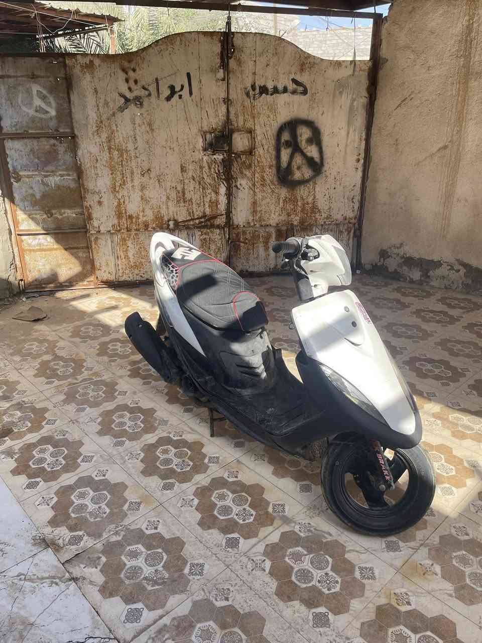 السلام عليكم دراجه ماكس عدله  كهربائيات كلها شغاله دراجه نكره سلف ختم واحد كلها سعرها ٦٥٠وبيها مجال قليل للشراي مكاني ابو الخصيب العوجه قرب مستشفى الصيني ***********
