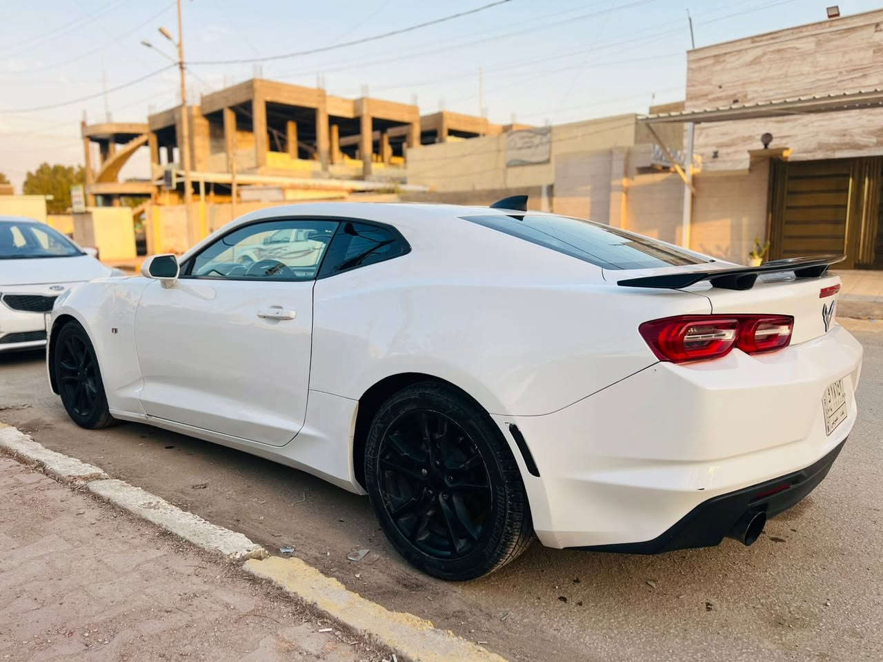 السلام عليكم مراوس او بيع  
كمارو 1lt 🇺🇸🚀
*موديل 19 الشكل الجديد 
*مكينه 2000 تيربو 
*فول للعين عدا الفتحه 
* ثلاث انضمه قياده 
ماشيه 80 ميل  

مواصفات 
*شاشه اعطال 
* تحكمات ستيرن 
* كشنات جلد لون احمر 
* مثبت سرعه 
* محرك نضيف جداً ما مفتوح 
* كير نضيف جداً 
*حدادية امامية خلفية جديد شرط 
* كشنات كهرباء 
* شاشه كبير كار بلي 
* منضومه زنون قوي
* تبريد ثلج 
* سايد كهرباء 
* تعتيم مري كهرباء وتحكم 

عليها ادامه 
تخم تاير جديد اصلي 
بانزين محسن 
منضومه الماء 
دهن صار يومين من مبدله (امزويل )  
باتري جديد 

حادث السياره بدون شاصي ولغد جاملغ امامي وجاملغ خلفي 
وقطعتين كلير يعني 4 قطع ابيع (حزام) قماره بدون صبغ 
والحادث مرفوق ويه الصور .. نصبتها حلوه واحلى من الصور .

السياره رقم بغداد مشروع وطني سنويه جديده 

اذا معجبتك السياره صلي ع نبيك 
والسياره حديده وتروحلكم فدوه اخوتي ..

مكاني كربلاء طويريج
***********
***********
 واي استفسار ع النت موجود وحاضر ..
