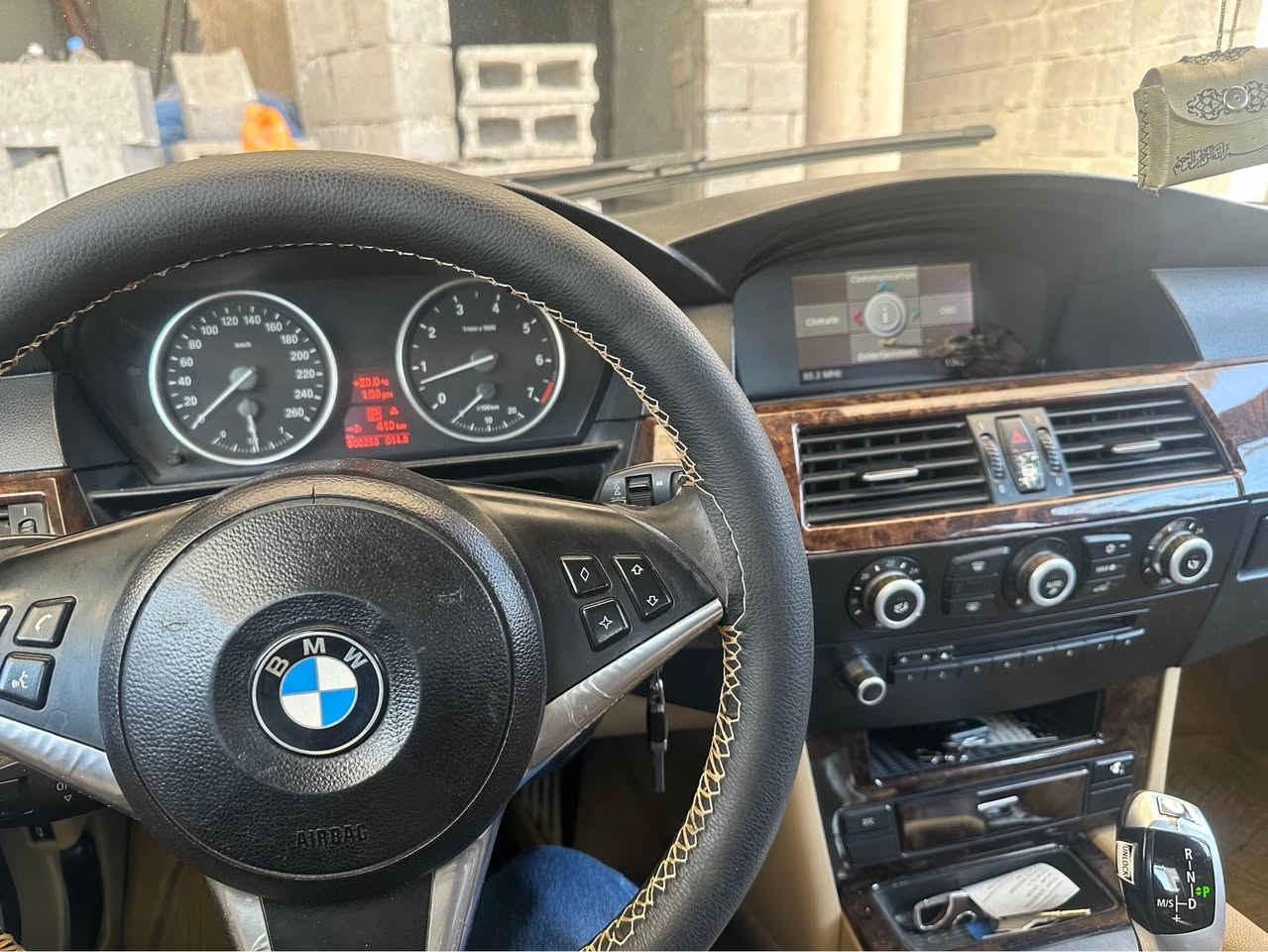 السلام عليكم 
  للبيع و مراوس حسب قناعة
Bmw e60 2008
محرك 525 n52 
خليجية وكالة العروش محرك وكير شرط مامفتوحات وكفالة
رقم و هزة جديدة بأسمي وبي دفتر بنزين
سيارة صبوغ عام للجمالية بدون ضربة 
السياره فول مواصفات
سلايت
ستيرن كهرباء 
بصمة
كير كوبرا
كشنات جلد  وخزن 
لايت داينمك و وعدسة ليد 
وضعيات قيادة 3 سبورت و عادي و اوتو
مراية كهربائي
٥ بردات 
داخل جلد اصفر
وبعد بيها ناسيهن
السيارة مابيها اي نقص من صدر وطسه ومنظومة بانزين وتبريد ثلج

سعر السيارة 120$ و بي مجال
مكاني كركوك هذا رقمي *********** كركوك, العراق
