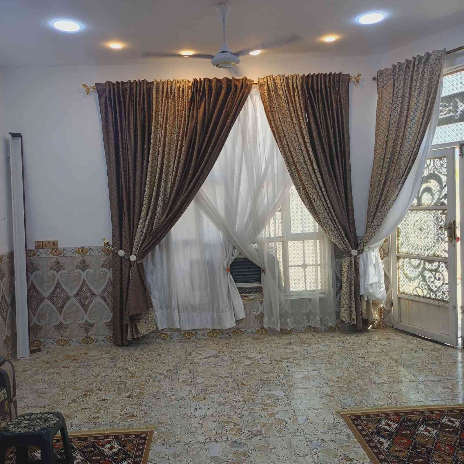 بيت للبيغ مساحة ،230 مرقم بلديه عقد 25 يحتوي على غرف نوم 2 وهول واستقبال ومطبخ وحمام داخلي وصحيات خارجية  وترك داير البيت وكراج سيارة كبير  بنزلة بيت خليفه الاتصال على الرقم ***********
