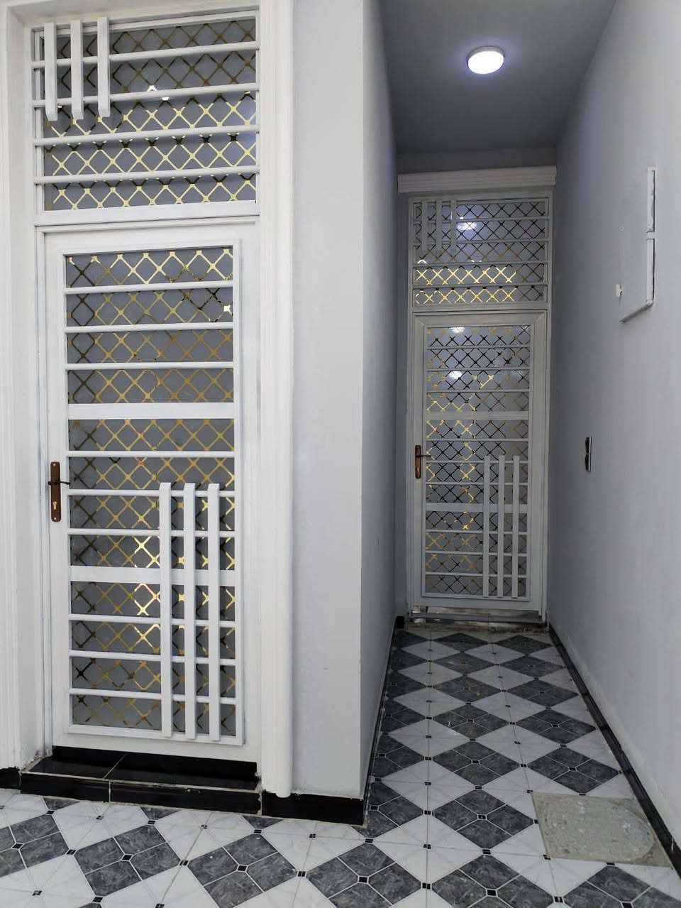 السلام عليكم دار سكن للبيع حديث غير مسكون مساحتة 100م مع قطعة ارض مجاورة للبيت مساحتها 200م البناء حديث درجة اولئ في الكوت منطقة حي الحكيم بالقرب من الكورنيش البناء طابوق درجة اولى والسقف صب مسلح والارضية والجدران سيراميك ويتكون البيت من غرفة وصالة ومطبخ واستقبال وصحيات داخلية وخارجية ومرقم من قبل البلدية السعر 65 وبي مجال مع القطعة الاستفسار الاتصال على هذا الرقم ***********
