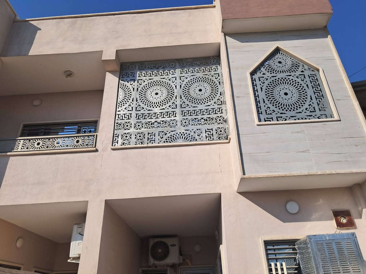 القوة في الصنع ... والإتقان فس التنفيذ
نوفر جميع اعمال الحدادة باعلى جودة مع تنفيذ دقيق وتشطيب مميز ومنها : ابواب حديد حديثة وكلاسيكية، شبابيك وحكايات ، سياجات ومظلات ، ابواب كراجات 
تفصيل جميع الأعمال الحديدية حسب الطلب.
📌 اسعار منافسة جودة تضمن رضاكم .
للحجز والاستفسار وتواصلوا معنا الان .
الرقم ‏‪***********‬‏

