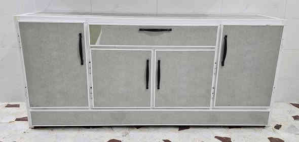 كاونتر المنيوم ٤ قطع 
كاونتر ٤ ابواب و مجر 
ملحق 
كاونتر تحت السنك ٤ ابواب وباب صواني 
كوارتز طبيعي لون رصاصي وحوض ستيل 

مكاني الشعب شارع عدن 
***********
السعر ٥٠٠ وبيه مجال
