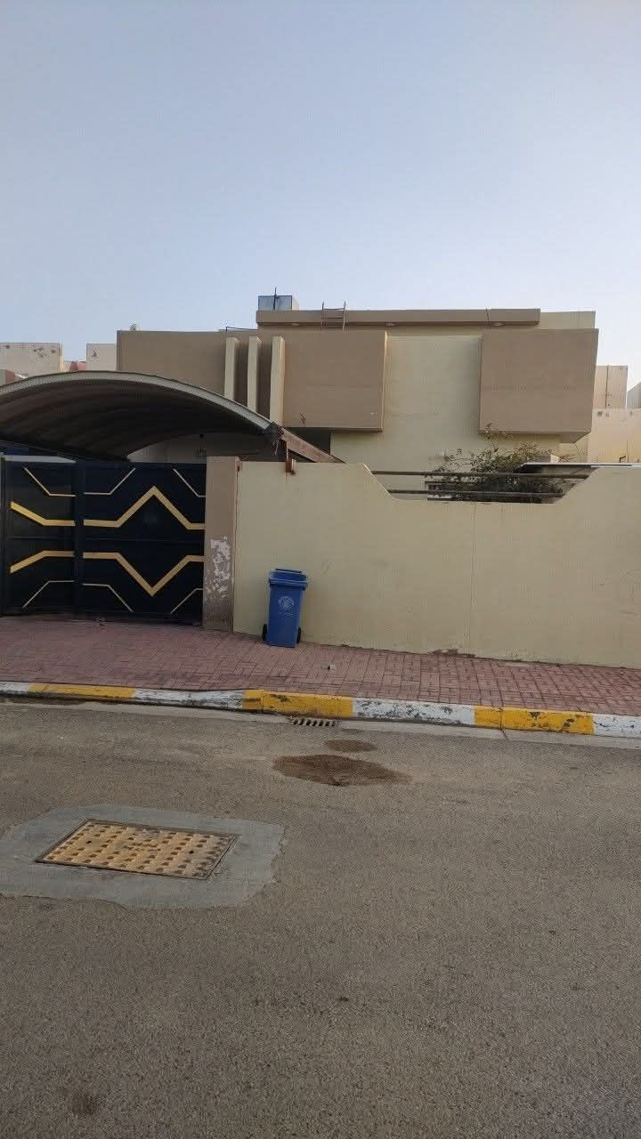 دار للبيع في مجمع عمر الراوي 1 مساحه 200م طابقين الطابق الاول غرفتين وصاله ومطبخ وديوانيه وحمام ومخزن خارجي وحديقه الطابق الثاني غرفتين وصاله وحمام ومساحه ترهم مطبخ للاستفسار الاتصال على الرقم ***********
