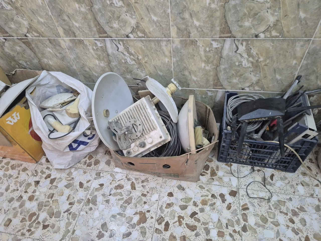 شلونكم شباب وايامكم سعيدة ... عندي مجموعة اغراض الي تفيده يتفضل خاص المكان بغداد  الدش انتي نويز حجم 29 واكو حجم 23 ...
الاتصال على الرقم  ***********

