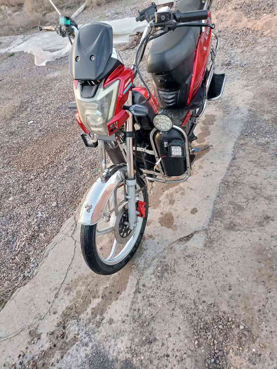 السلام عليكم 
ماطور شحن للبيع مثل ما موظح بالصور 
سويجات ثنين بصمات ثنين تايرات جوبلس  البطاريات اثنين يقرن 11 والباقيات 10 السعر 300 الف
للاستفسار،،، اتصال،، ***********
