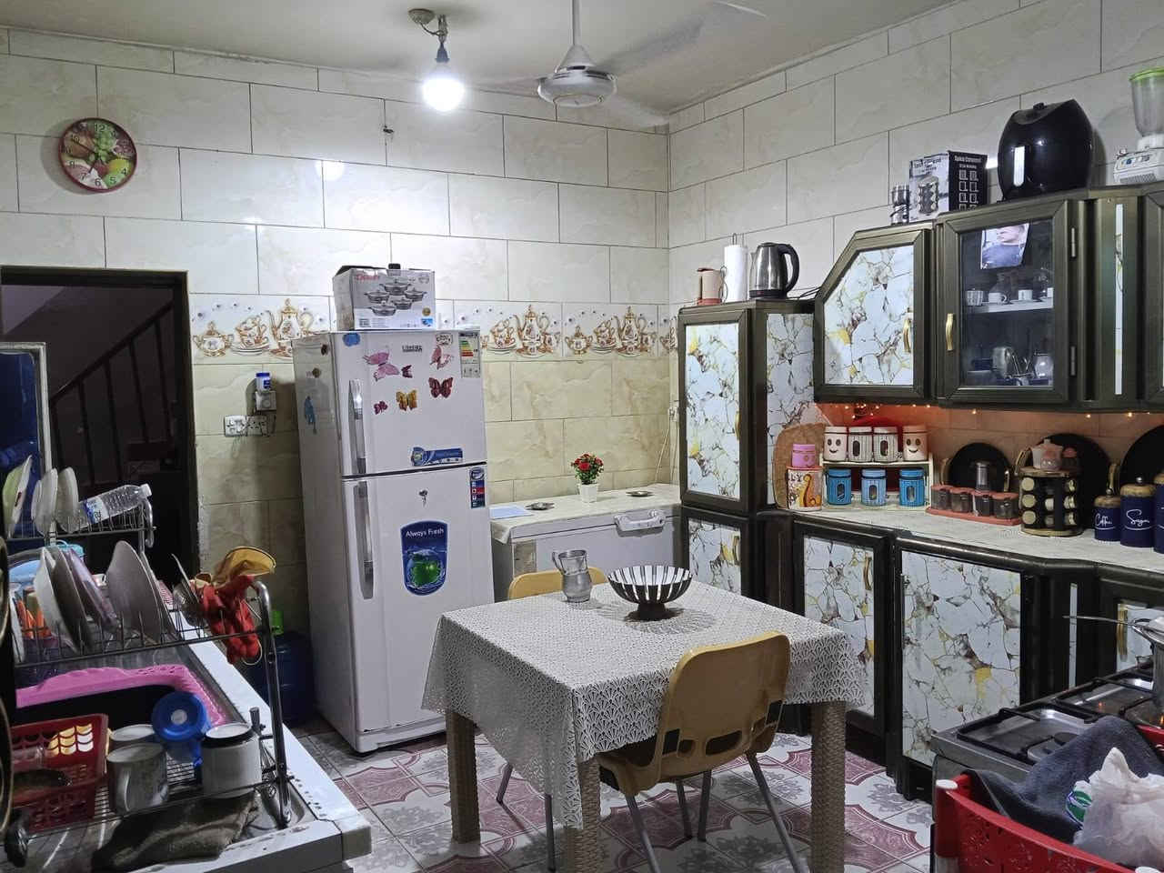 ١٠٠متر طابو صرف.  طابقين يحتوي مطبخ كبير سيراميك جداري و٤ غرف نوم ٣ بطابق الثاني وحدة بطابق الاول ويحتوي صالة جلوس ديكوراها تركي و٣  صحيات وحدة فوك وثنين جوة ويحتوي علة محل صغير عنوانة الدورة ابو دشير خلف المركز السعر ١٤٠ وقابل للتفاوض الرقم ***********
