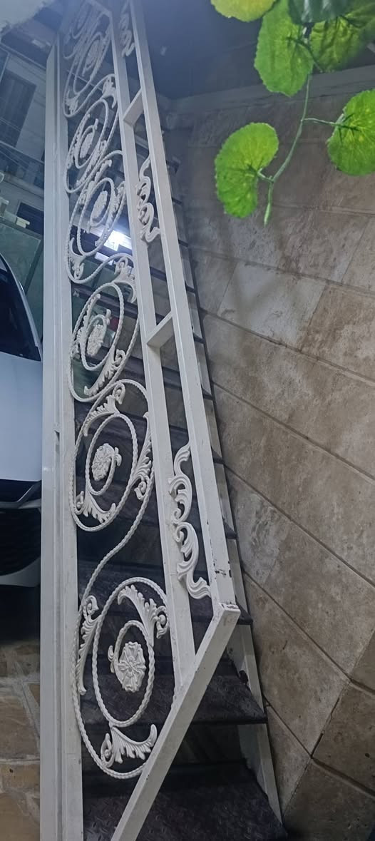 للبيع درج+محجر حديد ثكيل شغلنه مو سوكي الطول 5متر والعرض90سم بغداد السيدية  للستفسار ***********
