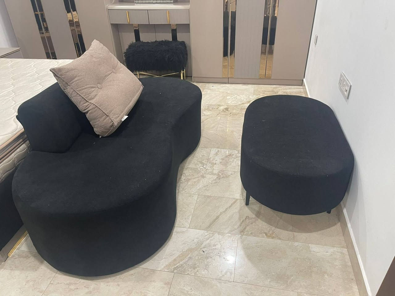 السلام عليكم اغراض جديده للبيع
١- مطبخ كامل مع الطباخ والمايكرو والمرشحه قياس صفحة الطباخ ثلاث امتار ونص وقياس السنك متر و٤٠ سم جديد نظافته ٩٨٪؜ قبل ٦ اشهر فصلته كلفني ٦ملايين ونص السعر الحالي نهايته مليونين ونص 

٢- غرفة نوم لمس تركي ٦ ابواب نظيفه جداً مع الدوشك والقنفه والطبله والساعه والبرده والتيبلام السعر النهائي مليون ونص 

٣- غرفة اطفال حديث الولاده لحد عمر ٧ سنوات جديده مع مكتبه والدوشك  والتيبلام والبرده السعر النهائي ٥٠٠ الف 
الموقع بغداد الصليخ ال ٦٠٠ 
للاتصال ***********
