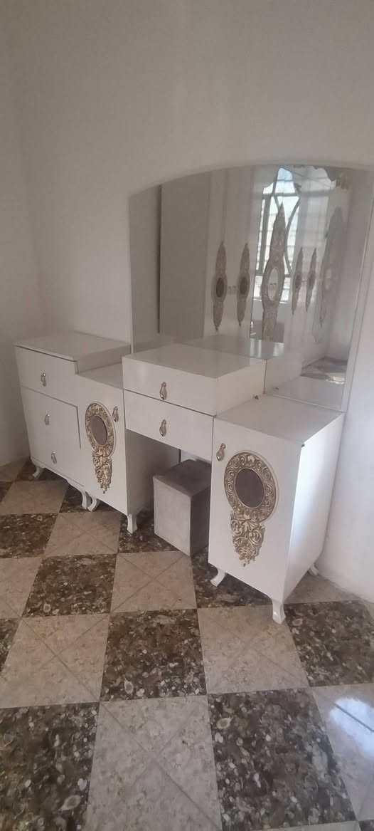 سلام عليكم غرفه للبيع مكان حسينيه الراشديه غرفه تتكون من 11 قطعه نضيفه نضافه 95/100 الكنتور 8بيبان ويا كنتور الطفل غرفه مرتبه ونضيفه سبب البيع شلت بشقه ومتكفي الشقه اطببهة بيهة لان درج من بره رايدهة ب700 وبيهة مجال *********** بي واتساب وعلرصيد ثنينهن.  ملاحضه مبايلي تعبان الكامره ضالمه الغرفه /
